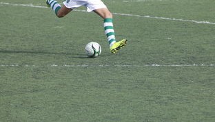 爱游戏在线-中国足球留洋球员成长轨迹研究，中国足球留洋最成功球员