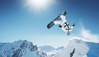 AYX SPORTS-英超比赛中关键传球线路与身体对抗强度的分布模式分析，英超长传