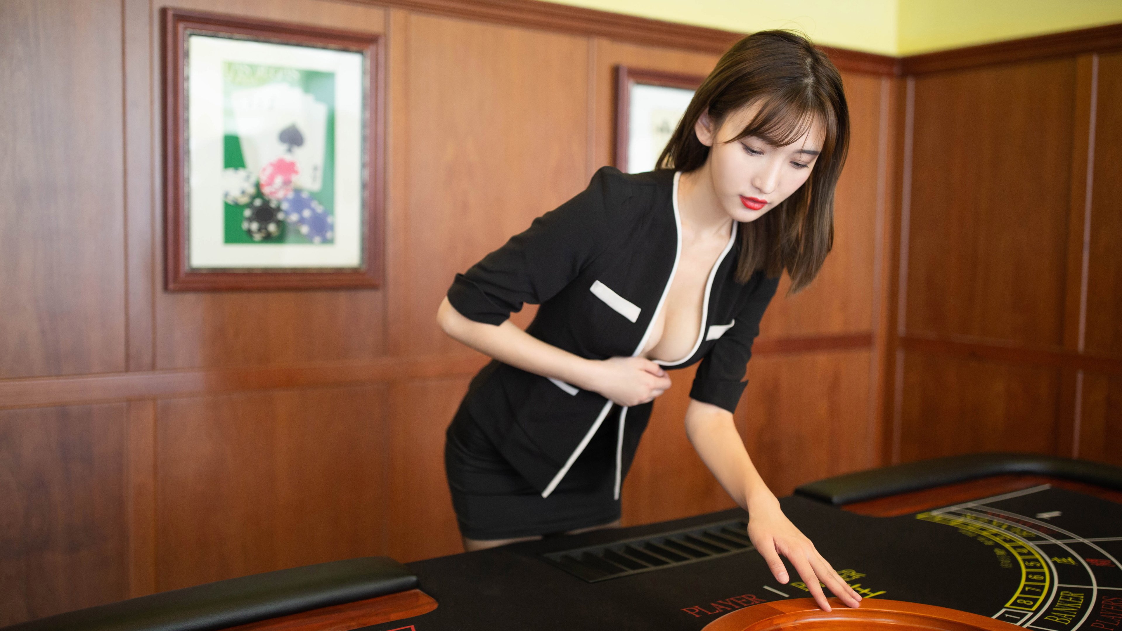 欧洲杯决胜瞬间：战术变革点燃全场！，欧洲杯决赛低调